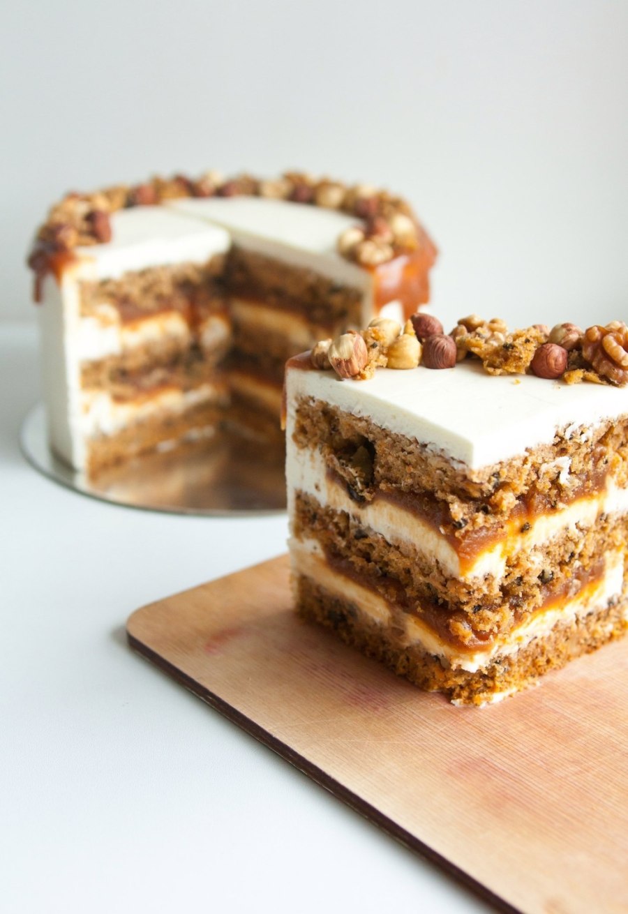 Морковный бисквит с грецкими орехами