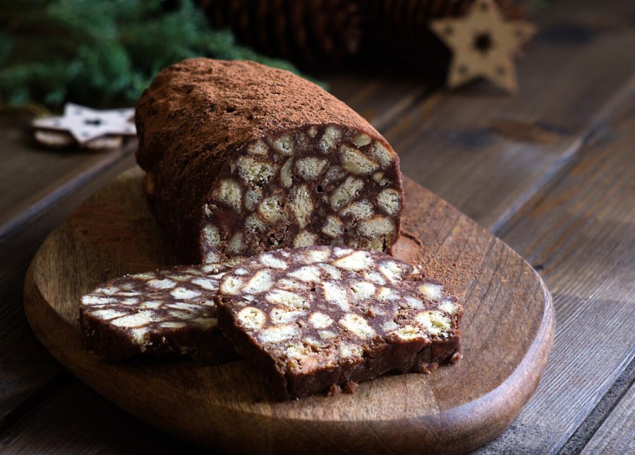 Шоколадная колбаса из печенья и какао