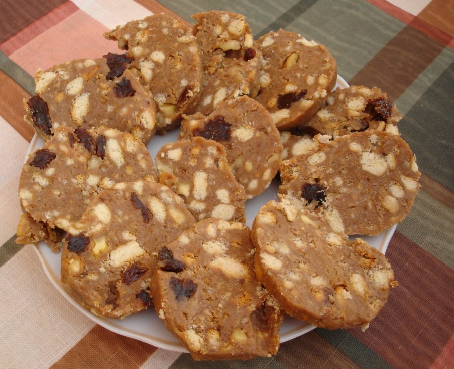Шоколадная колбаса из печенья и какао