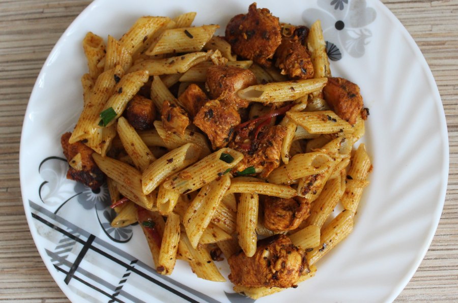 Спагетти с жареной курицей