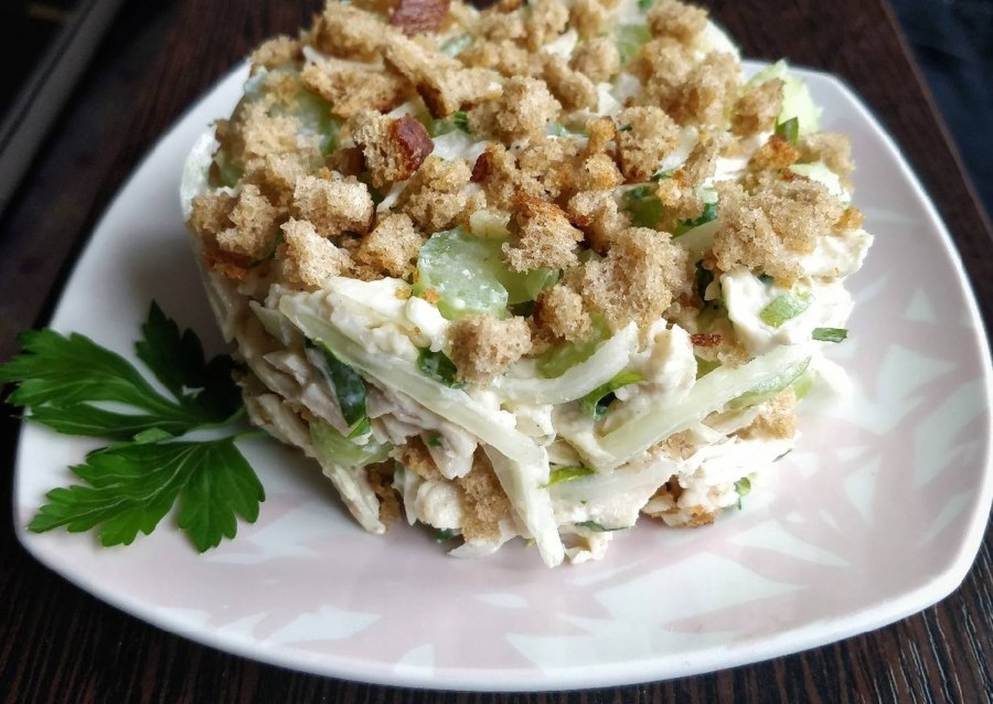Салат с сельдереем и куриной грудкой и яблоками