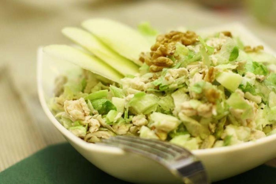 Салат с сельдереем и куриной грудкой и яблоками