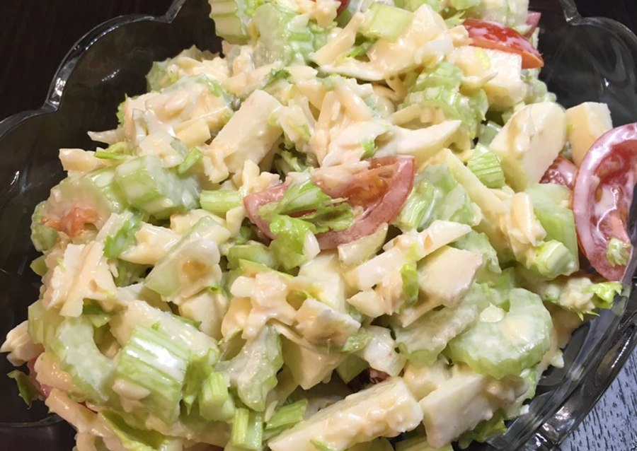 Салат из сельдерея стеблевого с яблоком и курицей