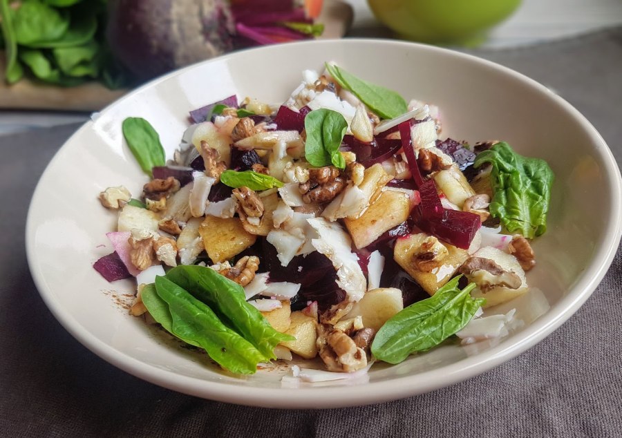 Салат с курицей и ананасами и сельдереем