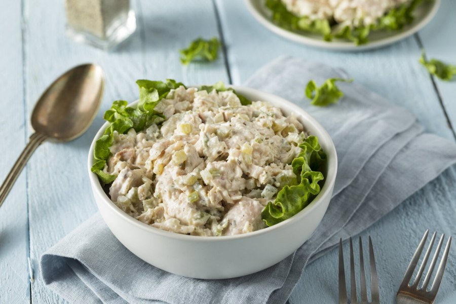 Салат с сельдереем и куриной грудкой и яблоками