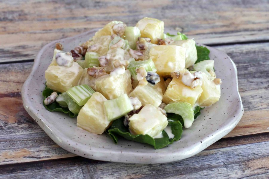 Салат с курицей и ананасами и сельдереем