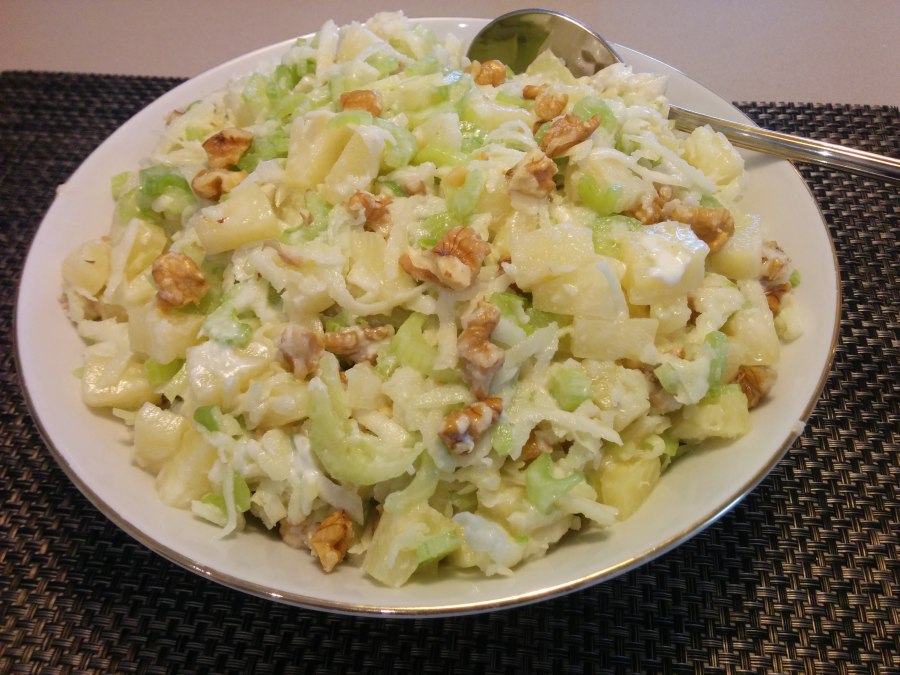 Салат с сельдереем и яблоком и сыром