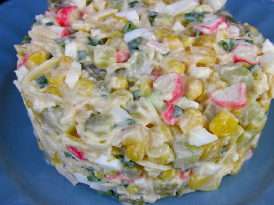 Салат с крабовыми палочками кукурузой пекинской капустой огурцом