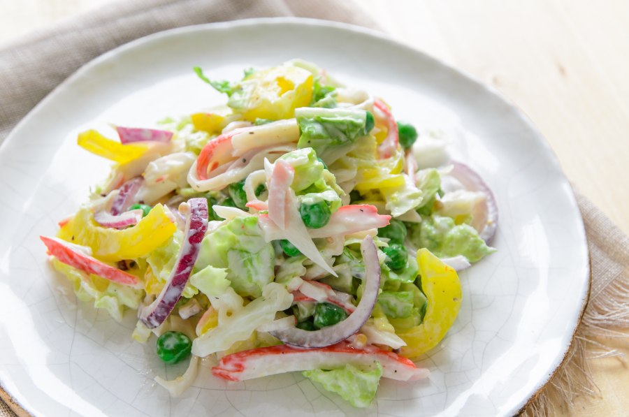 Салат с курицей и крабовыми палочками