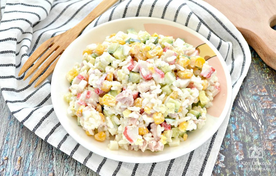Рис с крабовыми палочками и кукурузой