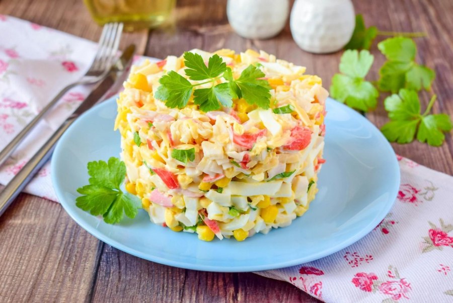 Салат с крабовыми палочками и кукурузой домашний