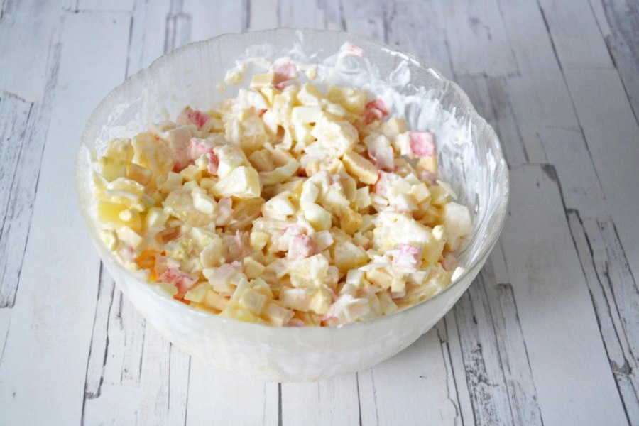 Салат с крабовыми палочками и ананасом