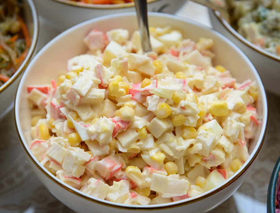 Салат из корейской моркови и копченой курицы и кукурузы