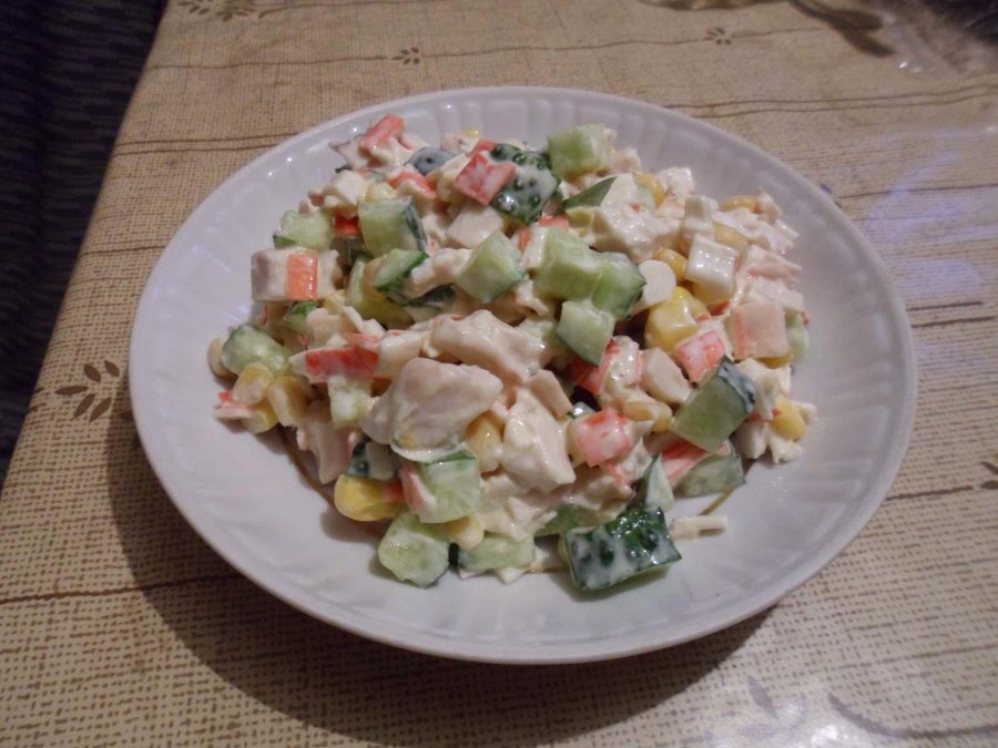 Салат с колбасным сыром и крабовыми палочками