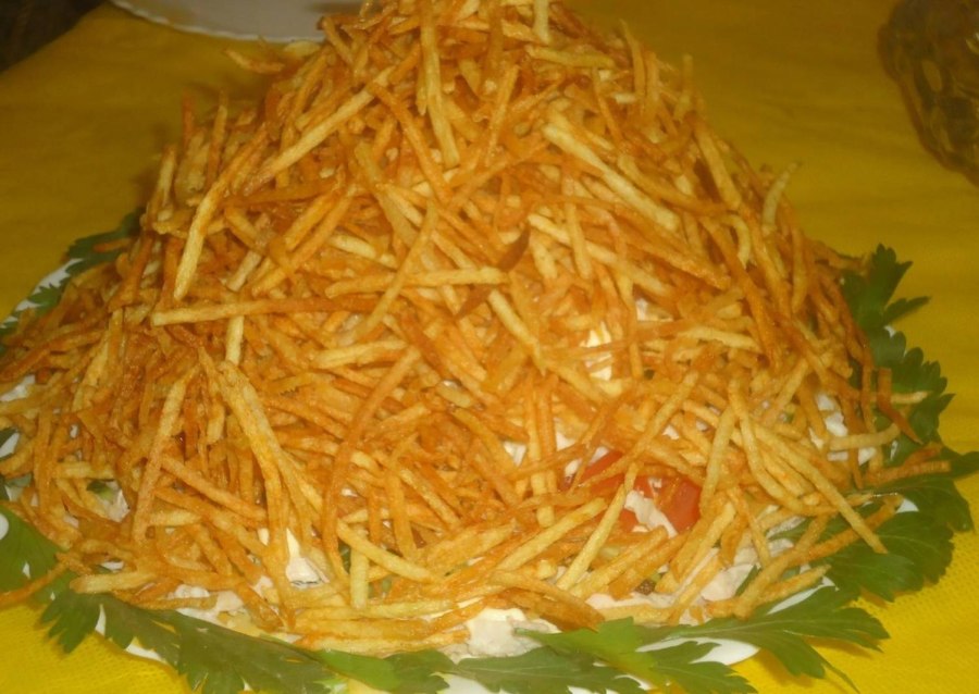 Салат Муравейник с курицей и картофельной соломкой
