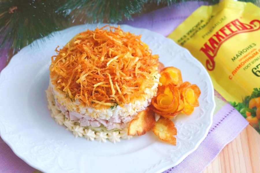 Салат с чипсами соломкой