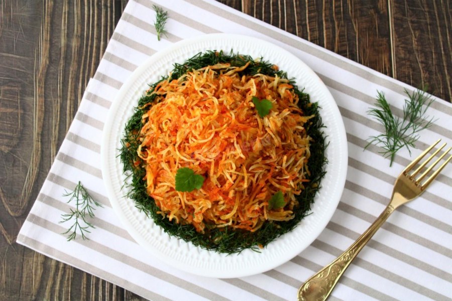 Салат с курицей и картофельной соломкой