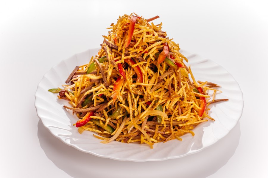 Салат с жареной картошкой соломкой