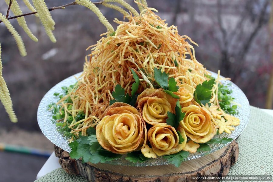 Салат с курицей и картофельной соломкой