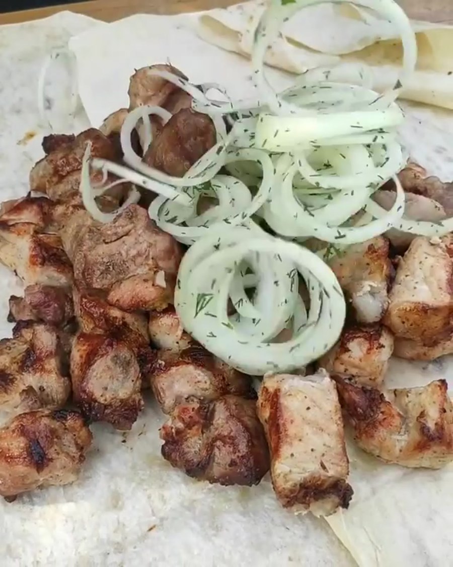 Шашлык с маринованным луком