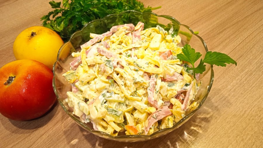 Салат с ветчиной и помидорами