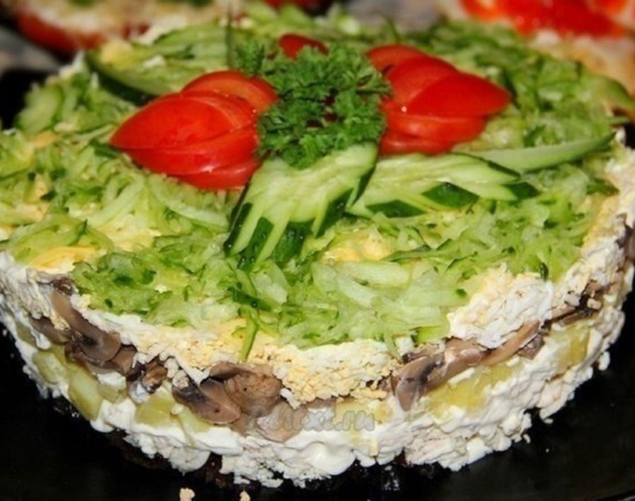 Салат "Венеция" с курицей, грибами и черносливом