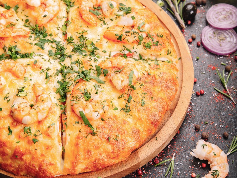 Пицца морская с помидорами