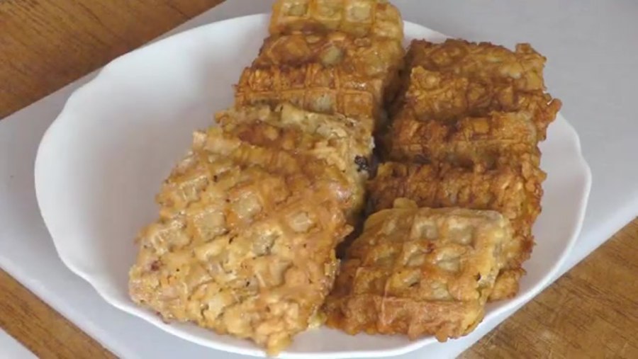 Куриное филе измельчить на мясорубке.