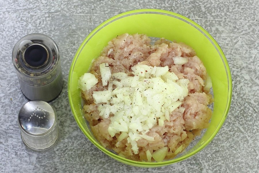 Мясной фарш с луком и перцем