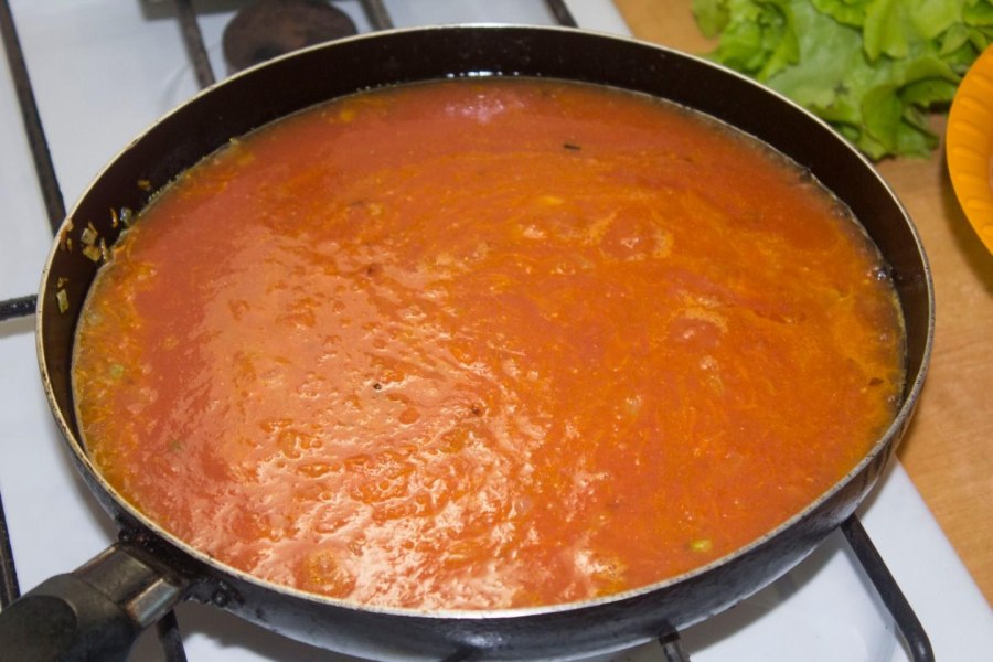 Соус красный с луком и грибами