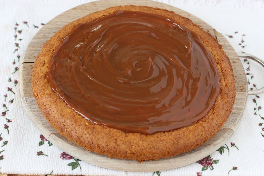 Пирог с яблоками исгущеннкой