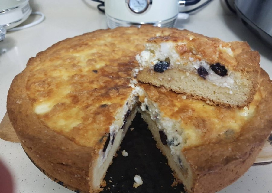 Пирог с творогом и сгущенкой