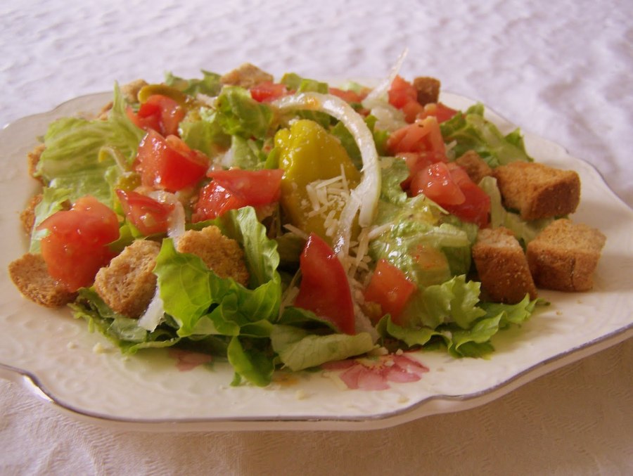 Салат овощной с гренками