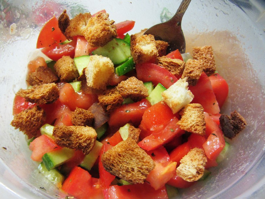 Салат овощной с гренками