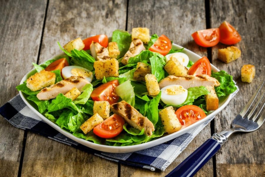 Варианты салата Цезарь с каперсами