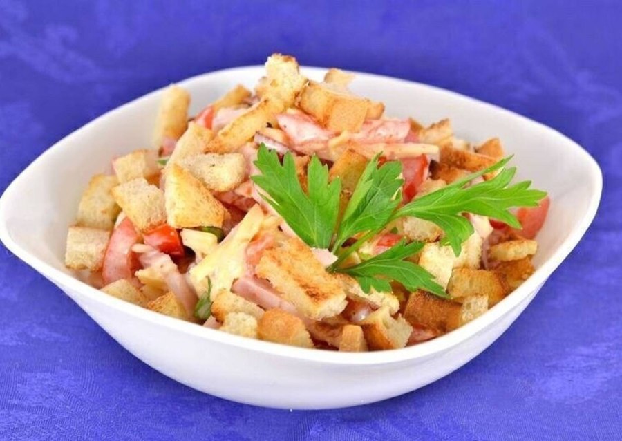 Салат с сухариками и сыром