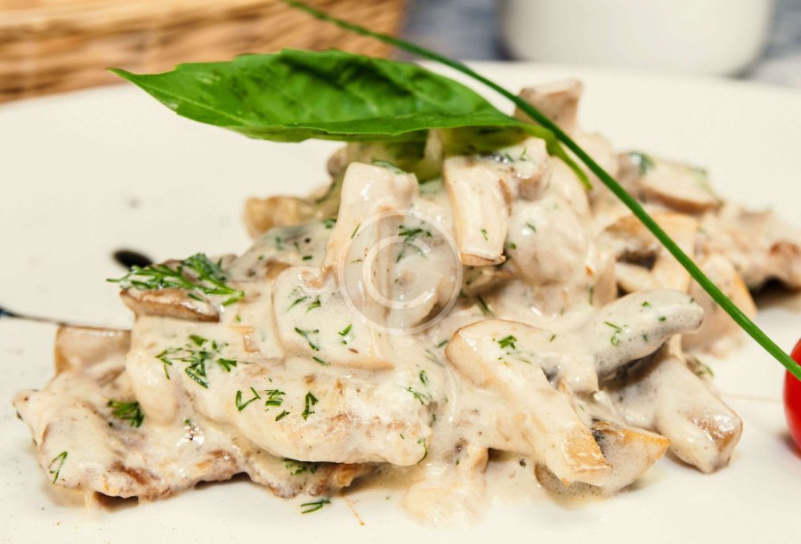 Куриная грудка в сметанном соусе и чесноком