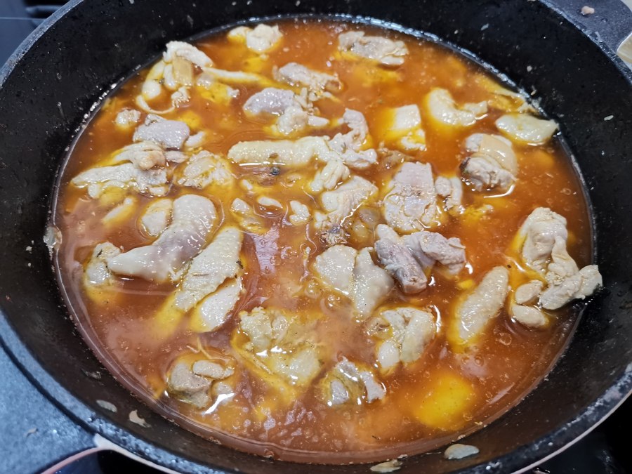 Гуляш из курицы с подливкой