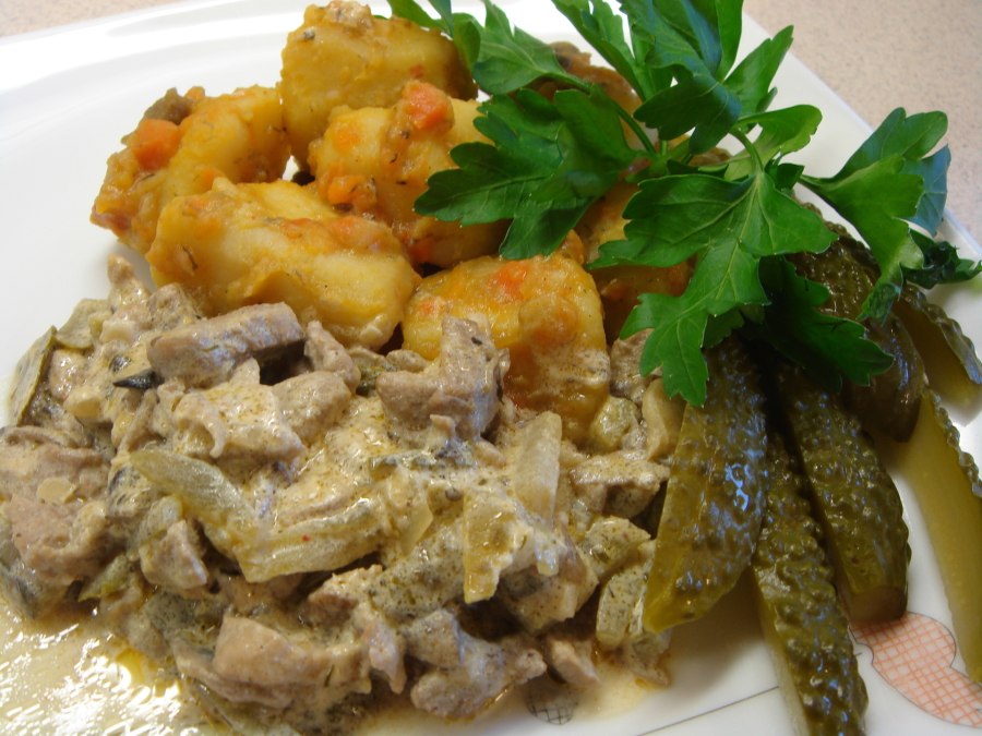 Тушеная свинина с луком и грибами в кастрюле