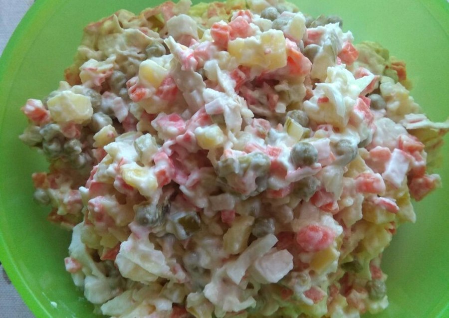 Салат с крабовыми палочками и картошкой