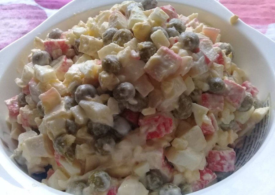 Салат с крабовыми палочками и зеленым горошком