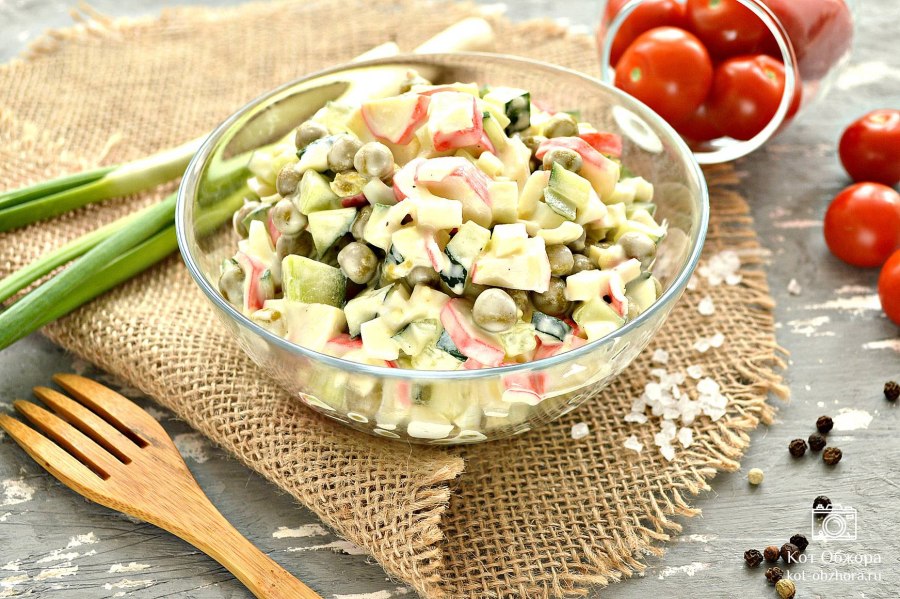 Салат с крабовыми палочками и горошком