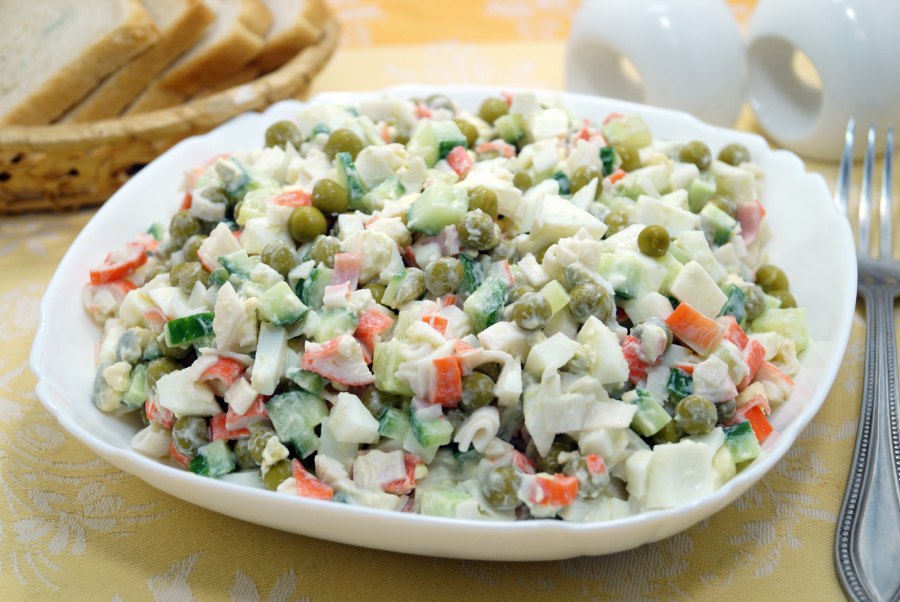 Салат с крабовыми палочками и горошком