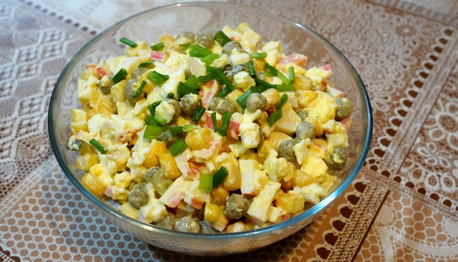 Салат с горошком и кукурузой