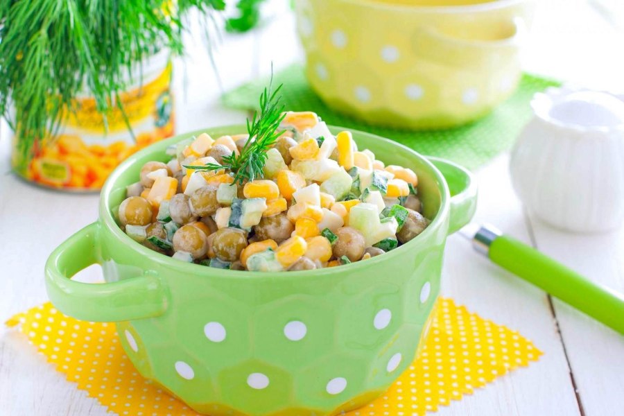 Салат с крабовыми палочками и горошком