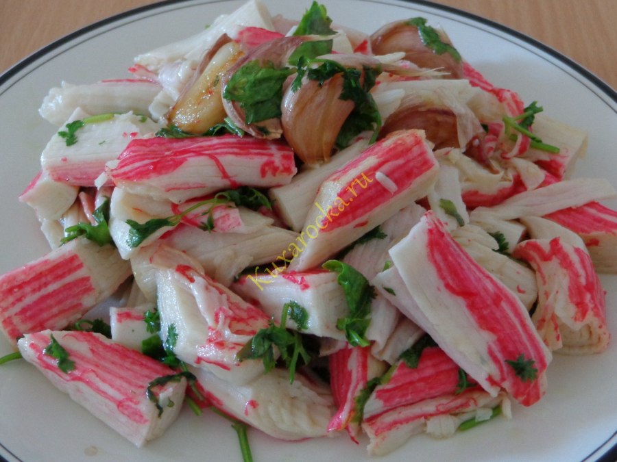 Салат кучками с крабовыми палочками
