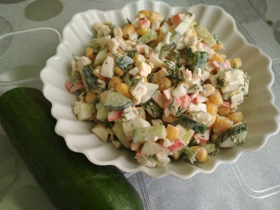 Салат с крабовыми палочками и кукурузой