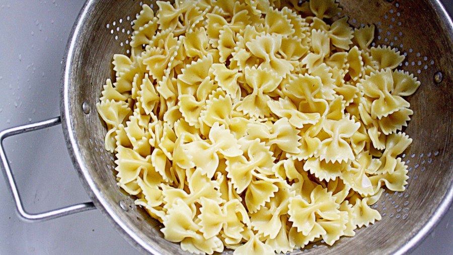 Фарфалле паста с шампиньонами