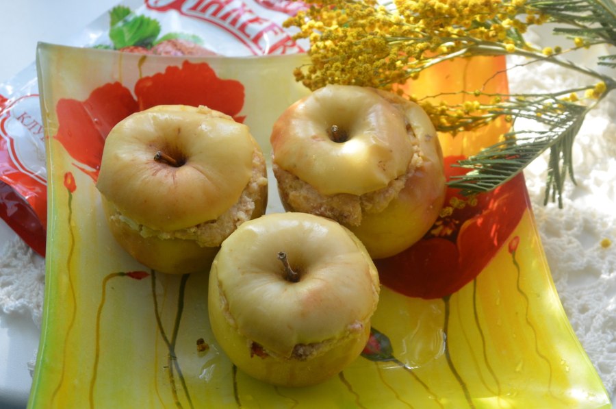 Шарлотка с соусом