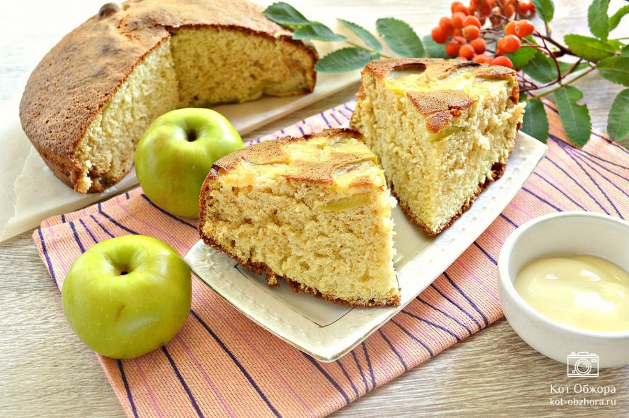 Шарлотка с яблоками на сгущенном молоке